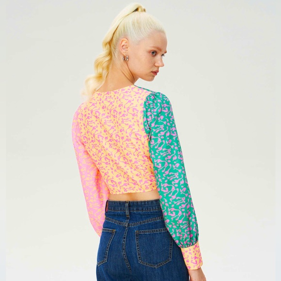 NWT two Tone V-Neck Blouse - Picture 2 of 4